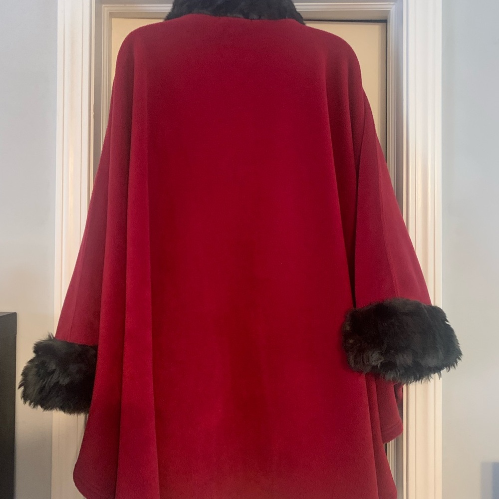 Parkhurst Red Cape with Black Faux Fur Accent One Size - Picture 5 of 7